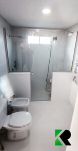 Mampara-de-baño-vidrio-templado-de-8mm-con-ajuste-en-PAÑOS-fijos-a-medidas-min