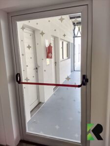 Servicio-puerta-línea-modena-anodizado-con-manijon-antipánico-vidrio-de-seguridad-min