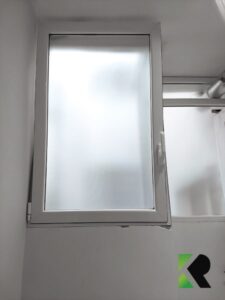 Ventana-línea-modena-oscilo-batiente-con-pano-fijo-vidrio-fantasia-min